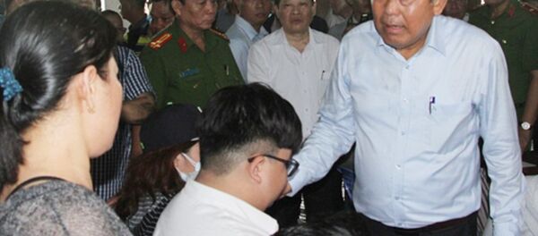 Bà Nguyễn Thị Thu đối thoại với Phó thủ tướng Trương Hòa Bình. - Sputnik Việt Nam