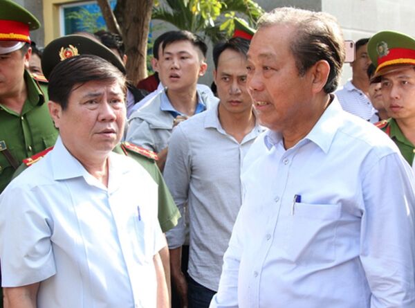 Ông Trương Hòa Bình (phải) kiểm tra công tác khắc phục hậu quả tại chung cư Carina. - Sputnik Việt Nam