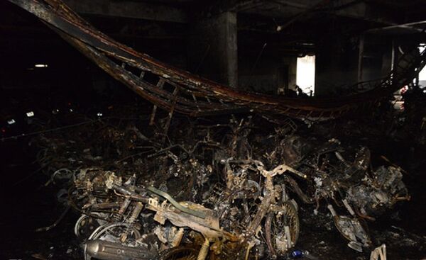 Xe cộ cháy rụi dưới tầng hầm chung cư. - Sputnik Việt Nam