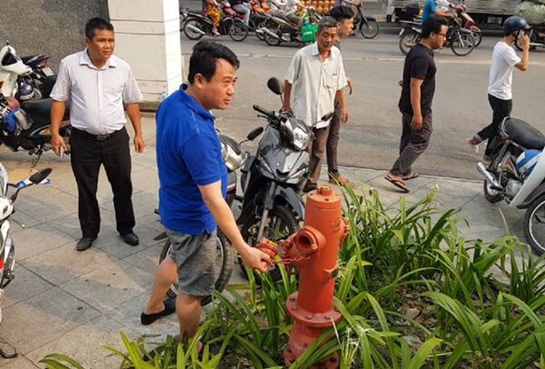 Anh Thành chỉ vào những trụ chữa cháy không có nước.  - Sputnik Việt Nam