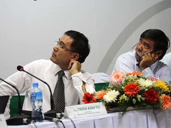 Ông Trần Anh Tú (trái), đầu nhiệm kỳ VII là ủy viên ban chấp hành, sau đó nhảy từng bước lên ủy viên thường trực rồi ôm nhiều chức vụ lớn liên quan tài chính. - Sputnik Việt Nam