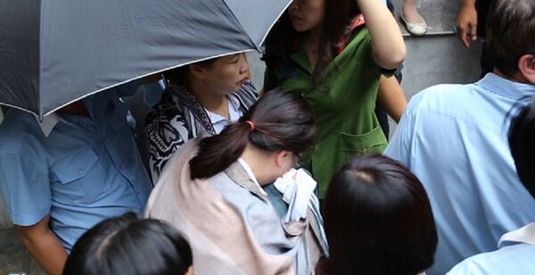 Bà Hồ Thị Thủy và Nguyễn Thị Thi, nhân viên phòng khách hàng của Eximbank chi nhánh TP.HCM bị bắt. Bà Hồ Thị Thủy và Nguyễn Thị Thi, nhân viên phòng khách hàng của Eximbank chi nhánh TP.HCM bị bắt. - Sputnik Việt Nam