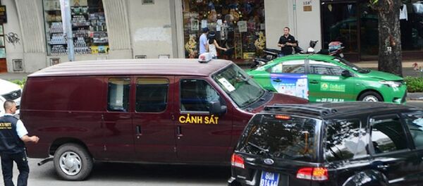 Hai cán bộ Ngân hàng Eximbank chi nhánh TP.HCM được đưa lên xe về cơ quan CSĐT Bộ Công an. Hai cán bộ Ngân hàng Eximbank chi nhánh TP.HCM được đưa lên xe về cơ quan CSĐT Bộ Công an. - Sputnik Việt Nam