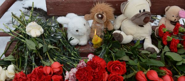 Hoa, nến và thú bông gần tòa nhà Trung tâm mua sắm Zimnyaya vishnya bị hỏa hoạn. - Sputnik Việt Nam