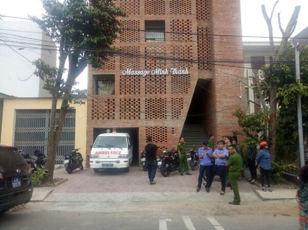 Cơ quan chức năng đang khám nghiệm hiện trường quán massage - Sputnik Việt Nam