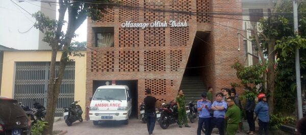 Cơ quan chức năng đang khám nghiệm hiện trường quán massage - Sputnik Việt Nam