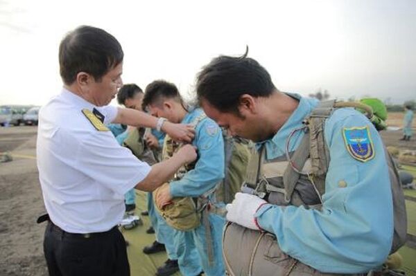 Hải quân thực hành nhảy dù  - Sputnik Việt Nam