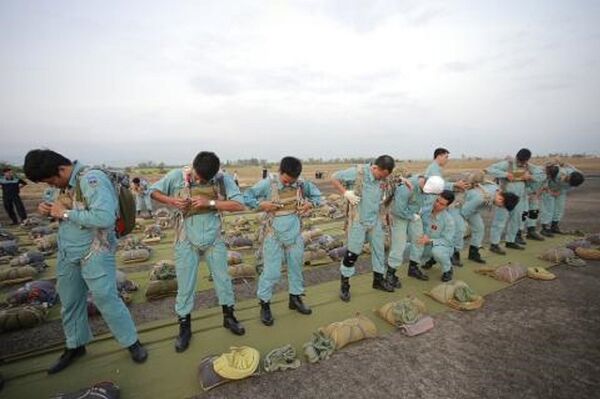 Hải quân thực hành nhảy dù  - Sputnik Việt Nam