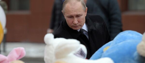 Tổng thống Nga Vladimir Putin đến trung tâm mua sắm bị cháy và đặt bó hoa hồng lên đài tưởng niệm gần tòa nhà, nơi ai cũng mang hoa, thú bông và ảnh những  người thiệt mạng. - Sputnik Việt Nam