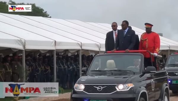 Tổng thống Namibia duyệt binh Ngày Độc lập trên chiếc UAZ Patriot mui trần (Video) - Sputnik Việt Nam