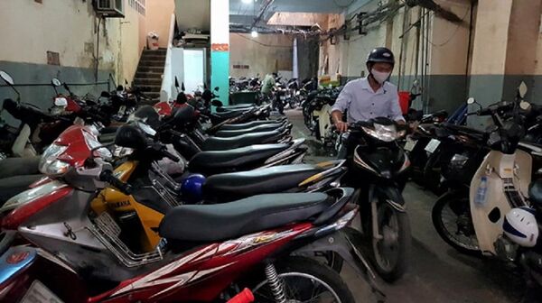 Chung cư Nguyễn Thái Bình (phường Nguyễn Thái Bình) cũng không có hệ thống báo cháy, tầng trệt để xe máy chiếm hết lối thoát hiểm.  - Sputnik Việt Nam