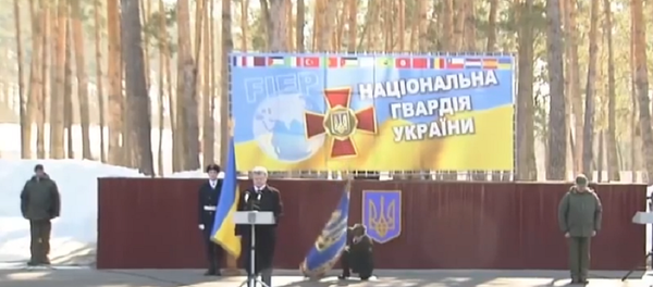 Người lính Ukraina ngất đi trong khi Poroshenko phát biểu (Video) - Sputnik Việt Nam