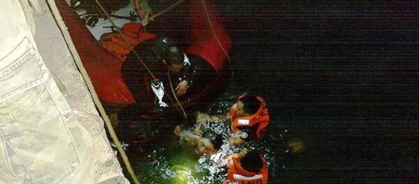 Các lực lượng chức năng lặn xuống nước để đưa thi thể nạn nhân lên bờ. Các lực lượng chức năng lặn xuống nước để đưa thi thể nạn nhân lên bờ. - Sputnik Việt Nam