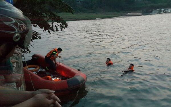 Lực lượng chức năng lặn tìm hai nạn nhân - Sputnik Việt Nam
