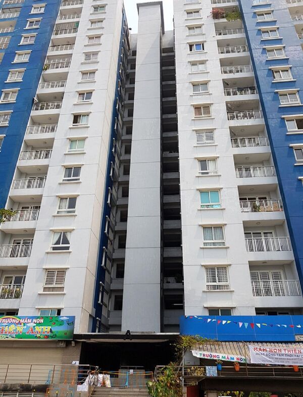 Nơi ở của hàng nghìn người dân vắng hoe, lạnh ngắt sau đám cháy.  - Sputnik Việt Nam