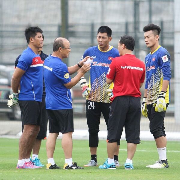 HLV Park-Hang-Seo dặn dò các thủ môn - Sputnik Việt Nam