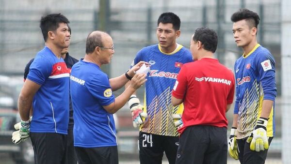 HLV Park-Hang-Seo dặn dò các thủ môn - Sputnik Việt Nam