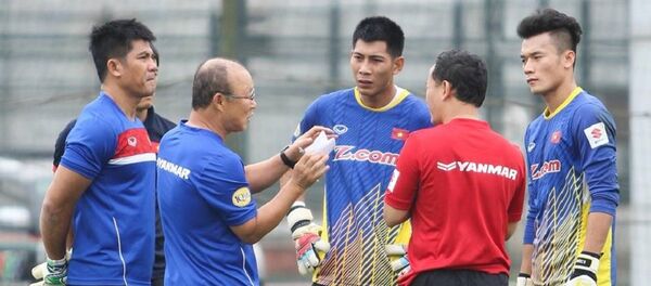 HLV Park-Hang-Seo dặn dò các thủ môn - Sputnik Việt Nam