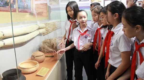 Buổi lễ khánh thành đặc biệt và giàu ý nghĩa này đã thu hút đông đảo học sinh tham quan  - Sputnik Việt Nam