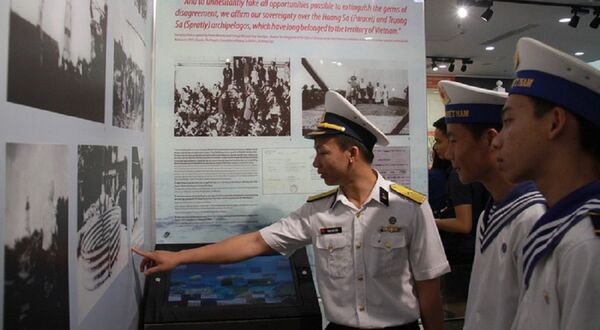 Các chiến sĩ hải quân đang xem các tư liệu về Hoàng Sa. - Sputnik Việt Nam