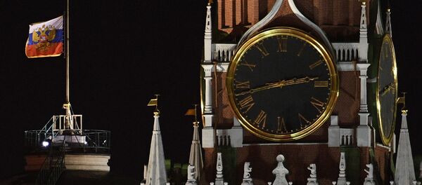 Quốc kỳ Liên bang Nga rủ trên tòa nhà Thượng viện tại điện Kremlin để tưởng nhớ những người thiệt mạng trong  vụ cháy trung tâm thương mại- giải trí Zimnyaya vishnya ở Kemerovo. - Sputnik Việt Nam