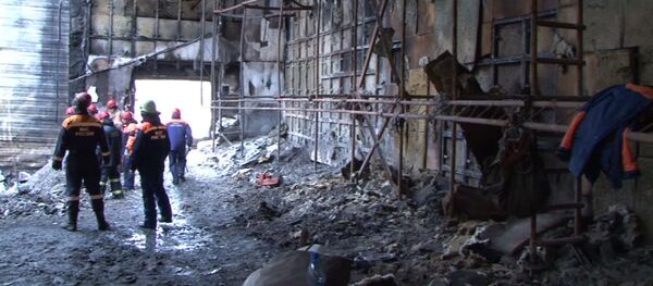 Nhân viên Bộ tình trạng khẩn cấp sau trận hỏa hoạn ở trung tâm thương mại Zimnyaya vishnya, Kemerovo. - Sputnik Việt Nam