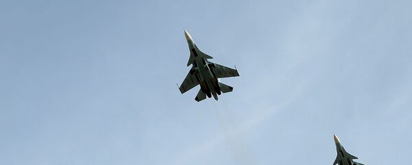 Một cặp Su-30SM. Nhìn từ mặt đất. Một cặp Su-30SM. Nhìn từ mặt đất. - Sputnik Việt Nam