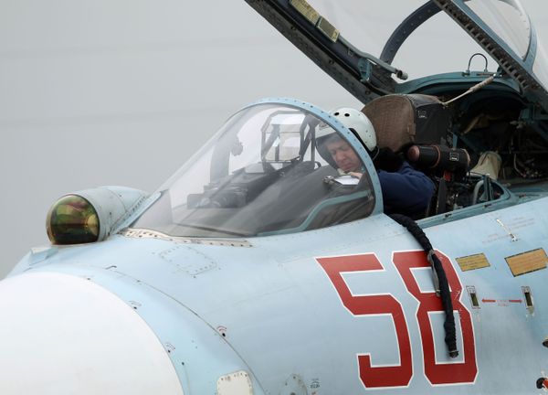 Phi công trong buồng lái của Su-27 trước khi cất cánh. - Sputnik Việt Nam