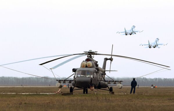 Su-27 làm việc ... Còn Mi-8 nghỉ ngơi. - Sputnik Việt Nam