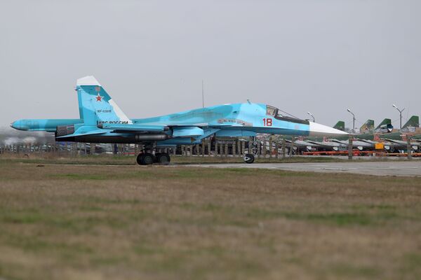 Su-34 chuyển bánh làm nhiện vụ, nghĩa là –vào đường bang chuẩn bị cất cánh. - Sputnik Việt Nam