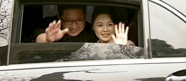 Lãnh đạo Kim Jong Un và phu nhân Ri Sol-ju ở Bắc Kinh - Sputnik Việt Nam