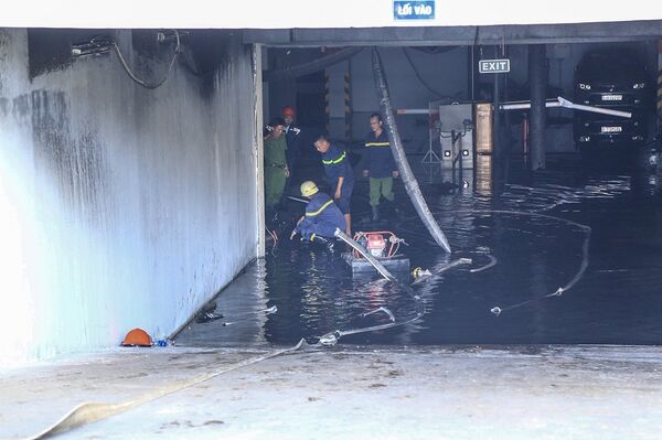 Một đại uý Cảnh sát PCCC quận 8 đã bị tạm ngưng công tác để điều tra sau vụ cháy chung cư Carina Plaza khiến 13 người chết. - Sputnik Việt Nam