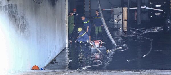 Một đại uý Cảnh sát PCCC quận 8 đã bị tạm ngưng công tác để điều tra sau vụ cháy chung cư Carina Plaza khiến 13 người chết. - Sputnik Việt Nam