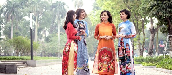 Áo dài Việt Nam và nghệ thuật dân gian Nga - Sputnik Việt Nam