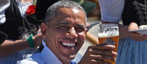  Tổng thống Mỹ Obama đang cầm cốc bia trong bữa sáng, trước giờ họp hội nghị thượng đỉnh G7 ở Đức - Sputnik Việt Nam
