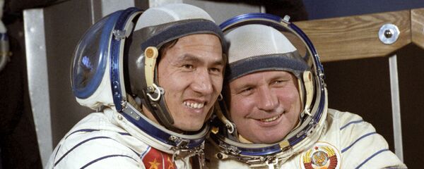 Các thành viên phi hành đoàn tàu vũ trụ Soyuz-37, Viktor Gorbatko hai lần Anh hùng Liên Xô (bên phải) và Anh hùng Việt Nam Phạm Tuân tại Trung tâm đào tạo phi hành gia Gagarin. - Sputnik Việt Nam