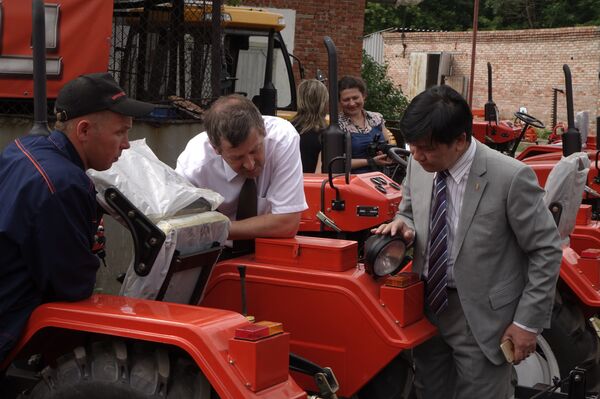 	Giám đốc công ty Tractor Vladimir Andriushenko và Tổng giám đốc Tổng công ty VEAM Trần Ngọc Hà - Sputnik Việt Nam