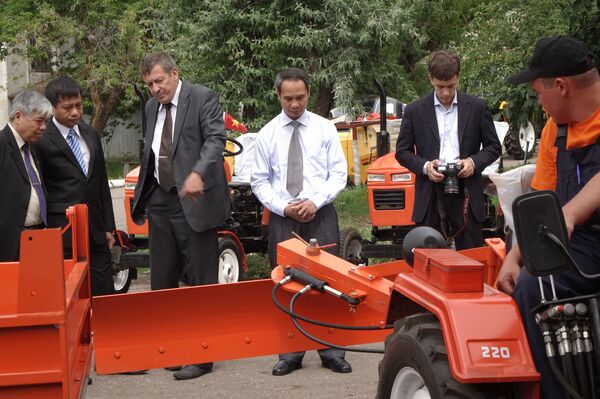 Giám đốc công ty Tractor Vladimir Andriushenko và phái đoàn Công ty VIKYNO& VINAPPRO   - Sputnik Việt Nam