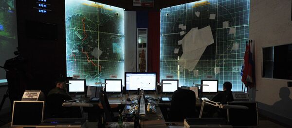 Военнослужащие противовоздушной обороны войск Воздушно-космической обороны в зале боевого управления - Sputnik Việt Nam