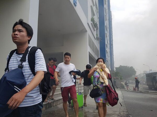 Người dân lại một lần nữa tháo chạy khỏi chung cư Carina Plaza khi ngọn lửa tái bùng phát vào trưa 23.3 Người dân lại một lần nữa tháo chạy khỏi chung cư Carina Plaza khi ngọn lửa tái bùng phát vào trưa 23.3 - Sputnik Việt Nam