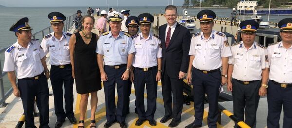Đại sứ Mỹ Daniel Kritenbrink, Trung tướng Nguyễn Quang Đạm, Tư lệnh lực lượng Cảnh sát biển Việt Nam, Phó Đô đốc Fred M. Midgette, Tư lệnh lực lượng Tuần duyên Mỹ, Tổng Lãnh sự Mỹ tại TP HCM Mary Tarnowka và các quan chức Việt Nam tại Phú Quốc hôm 28-3 Đại sứ Mỹ Daniel Kritenbrink, Trung tướng Nguyễn Quang Đạm, Tư lệnh lực lượng Cảnh sát biển Việt Nam, Phó Đô đốc Fred M. Midgette, Tư lệnh lực lượng Tuần duyên Mỹ, Tổng Lãnh sự Mỹ tại TP HCM Mary Tarnowka và các quan chức Việt Nam tại Phú Quốc hôm 28-3 - Sputnik Việt Nam