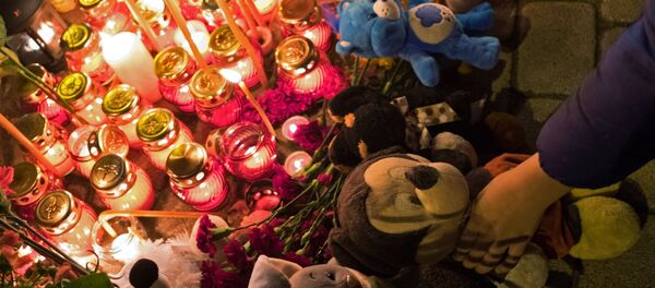 Người dân đặt hoa và đồ chơi trẻ em tưởng nhớ những người thiệt mạng ở trung tâm thương mại Zimnyaya vishnya, Kemerovo. - Sputnik Việt Nam