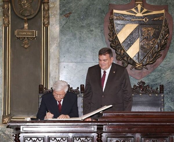 Tổng Bí thư Nguyễn Phú Trọng ghi sổ lưu bút tại trường Đại học Tổng hợp La Habana. Tổng Bí thư Nguyễn Phú Trọng ghi sổ lưu bút tại trường Đại học Tổng hợp La Habana. - Sputnik Việt Nam