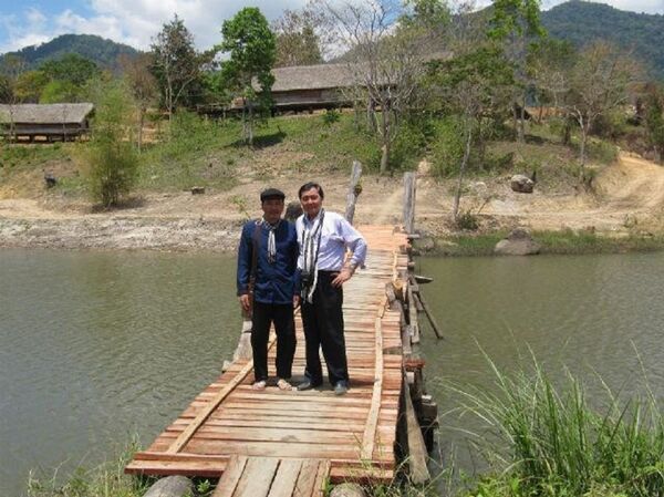 Chụp ảnh với Thầy Nguyễn Văn Đông trước khi rời M'drak  - Sputnik Việt Nam