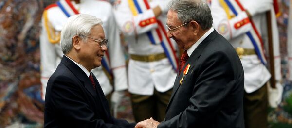 Tổng Bí thư Nguyễn Phú Trọng tặng Chủ tịch Raul Castro Ruz Huân chương Sao vàng - Sputnik Việt Nam