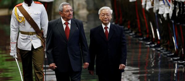 Hai lãnh đạo duyệt đội quân danh dự ở Cung Cách mạng ở thủ đô La Habana chiều 29-3 - Sputnik Việt Nam