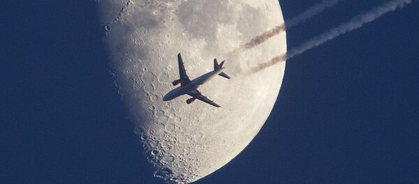 Phi cơ bay trên nền mặt trăng ở Frankfurt, Đức - Sputnik Việt Nam