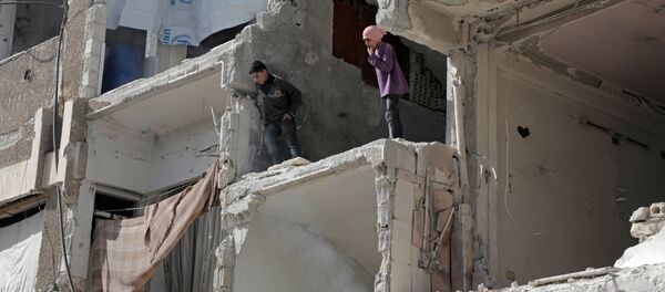 Trẻ em chơi trong tòa nhà đổ nát ở Douma, Syria Trẻ em chơi trong tòa nhà đổ nát ở Douma, Syria - Sputnik Việt Nam