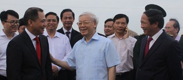 Tổng Bí thư nghe lãnh đạo Tập đoàn Vingroup báo cáo tiến độ Dự án tổ hợp sản xuất ô tô VINFAST tại TP Hải Phòng. - Sputnik Việt Nam