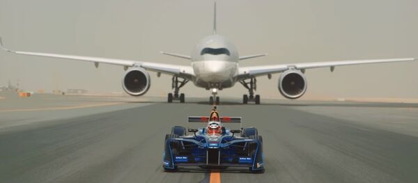 Xe đua Formula E chạy thi với hai máy bay - Sputnik Việt Nam